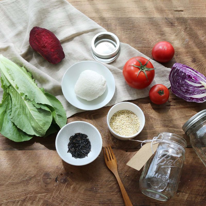 와일드라이스 샐러드을 위한 재료 이미지로 와일드라이스,보리쌀,로메인,토마토,비트 등으로 구성 되어있습니다.