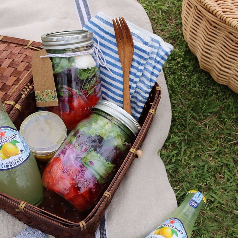 먹기 직전에 드레싱을 뿌려주세요.
(샐러드의 숨이 죽지 않도록 꾹꾹 눌러 담지 않도록 담으시는 게 좋답니다.)