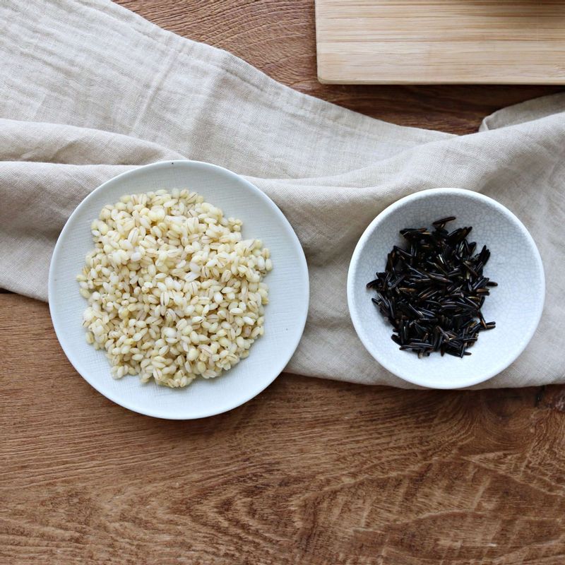 비트와 와일드라이스는 끓는 물에 각각 20분정도 삶은 후 체에 받쳐 물기를 제거해주세요.
보리쌀은 끓는 물에 10분정도 삶은 후 체에 받쳐 물기를 제거해주세요.