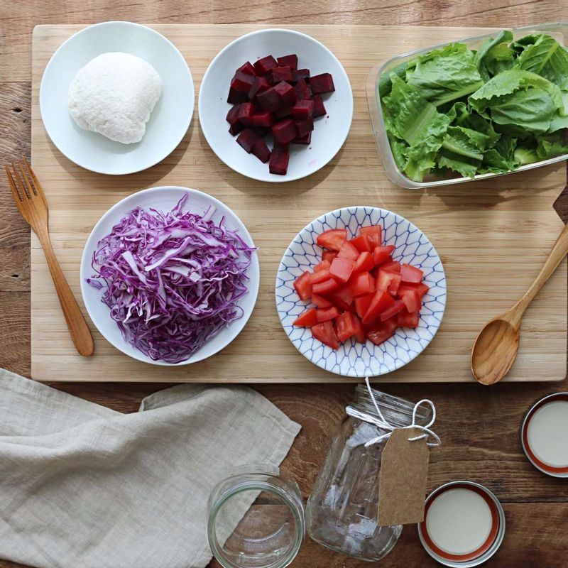 토마토와 삶은 비트는 사방 1센치 크기로 잘라주세요.
적채는 얇게 채를 썰고, 로메인은 먹기 좋게 자른 후 찬물에 담갔다가 물기를 제거해주세요.