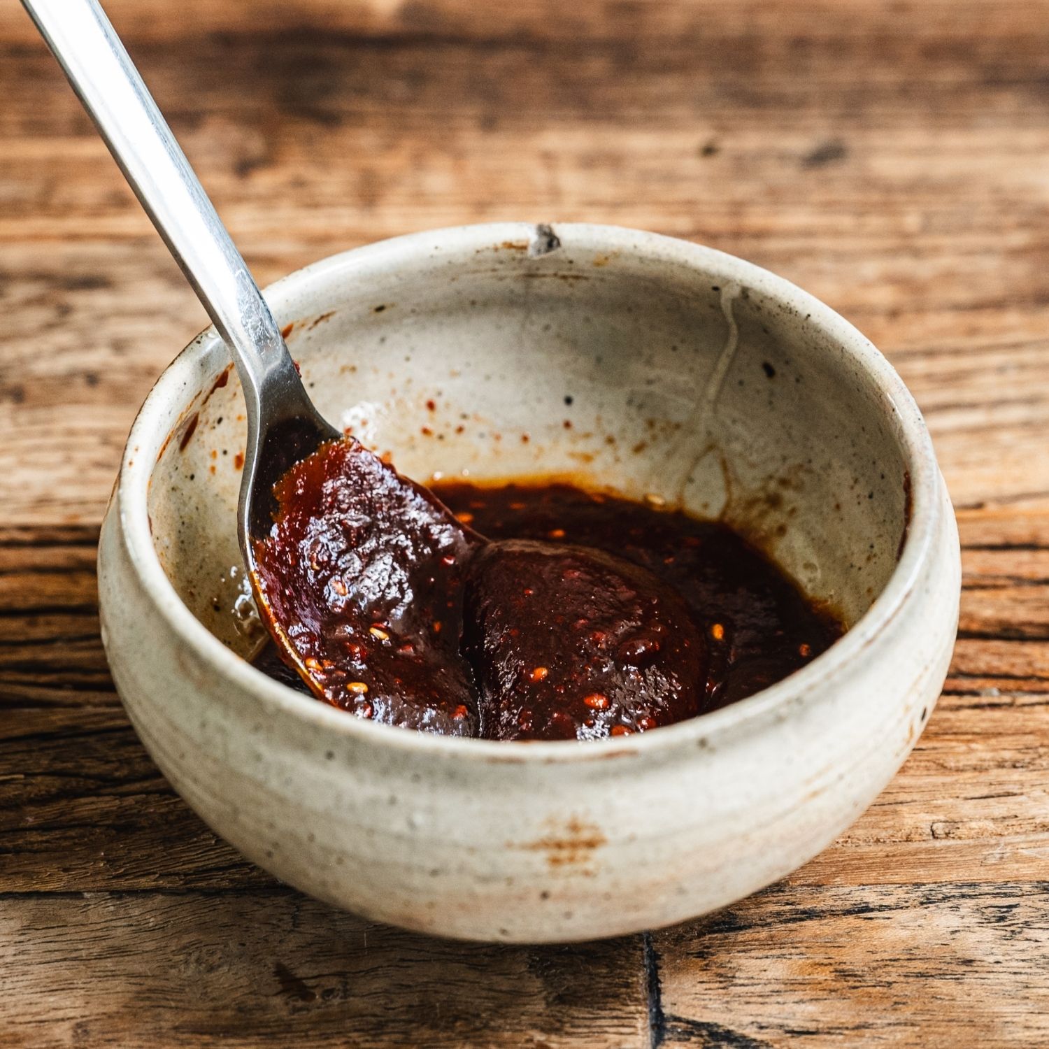 볼에 고추장, 설탕, 참기름, 식초를 넣고 섞어 양념장을 만들어주세요.