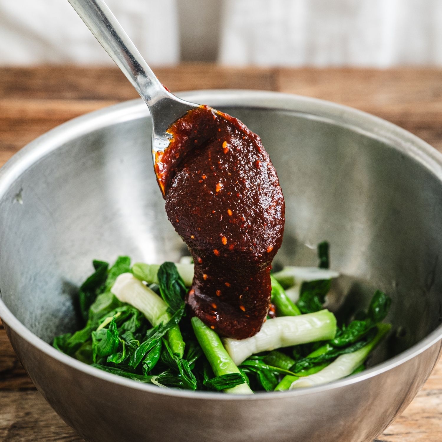 볼에 데친 풋마늘과 양념장을 넣고 골고루 버무려주세요.