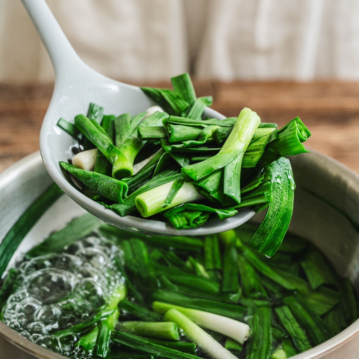 끓는 물에 30초 정도 살짝 데친 후 찬물에 헹궈 물기를 빼주세요. (tip. 풋마늘은 살짝 데치면 매운맛이 줄고 식감이 아삭해져요)