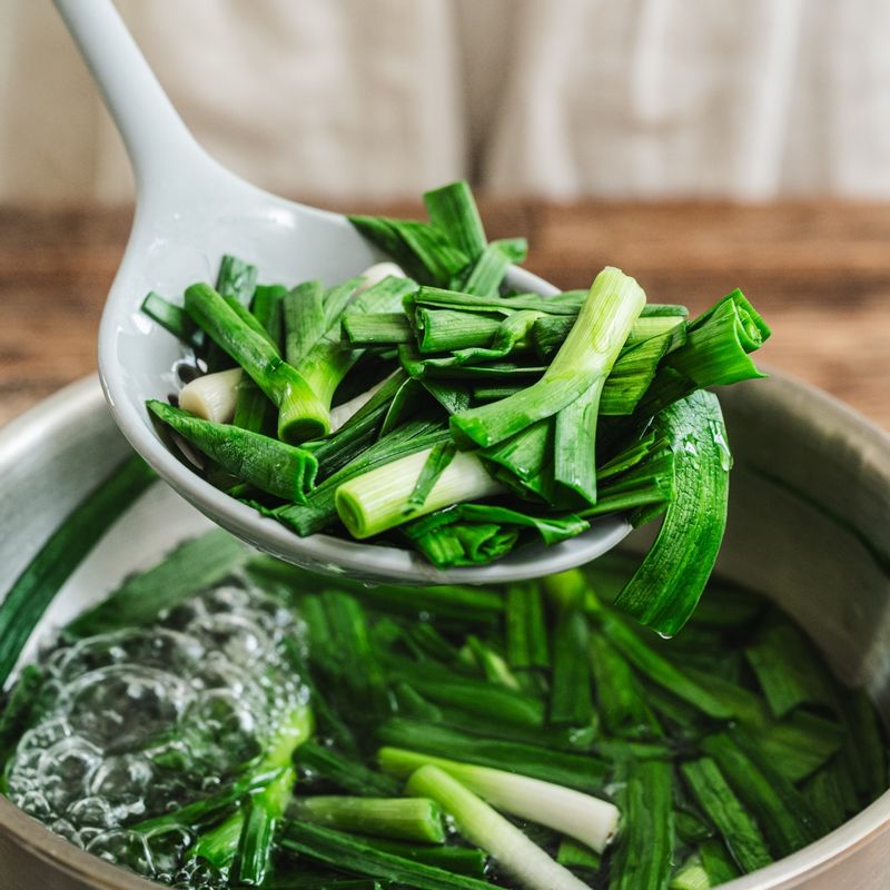 끓는 물에 30초 정도 살짝 데친 후 찬물에 헹궈 물기를 빼주세요. (tip. 풋마늘은 살짝 데치면 매운맛이 줄고 식감이 아삭해져요)
