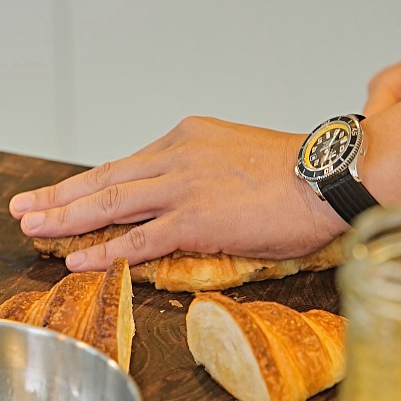 크루아상은 반으로 가른 후, 녹인버터와 꿀을 섞어 시럽을 만들어 주세요.