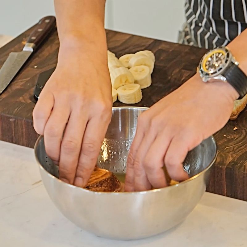 시럽에 크루아상을 골고루 묻혀준 후 겉면에 설탕을 묻혀주세요., 시럽이 묻은 부분이 아래로 가게 한 후 오븐 230도에서 5분정도 구워주세요.