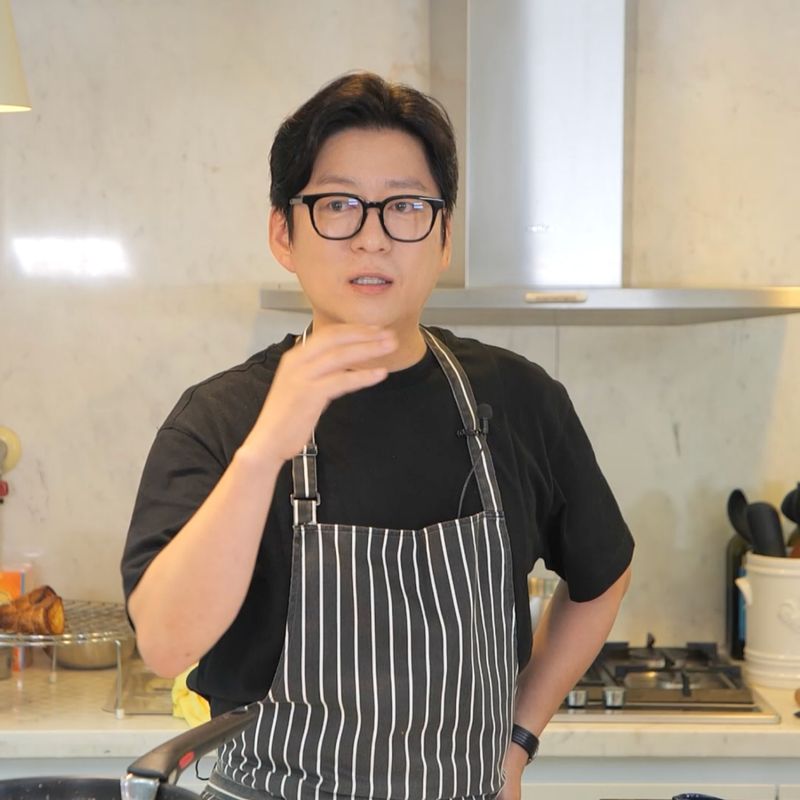 허니버터 바나나 크루아상을 위한 재료 이미지로 크루아상,바나나,블루베리,바닐라아이스크림,꿀 등으로 구성 되어있습니다.