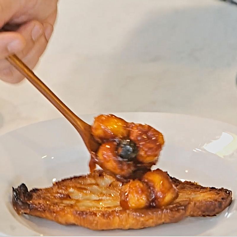 따뜻하게 데워둔 크루아상 위에 바나나·블루베리 꿀조림을 듬뿍 올려 주세요. 마지막에 아이스크림을 스쿱으로 올려 마무리해 주세요.
(tip. 바닐라 아이스크림을 크게 한 스쿱 올려드시면 따뜻함과 시원함이 공존하는 맛을 즐기실 수 있답니다!)