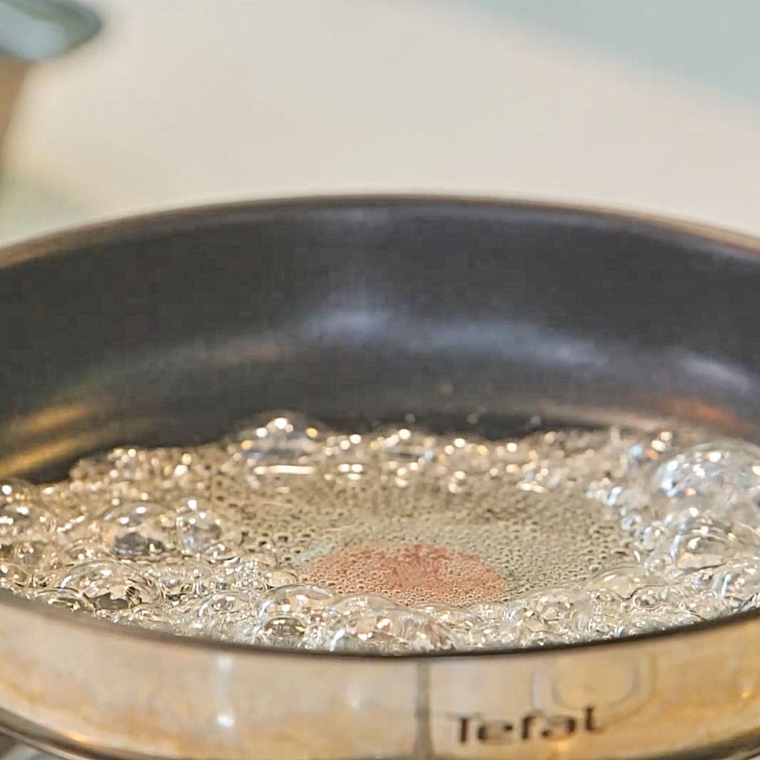 팬에 꿀을 부어 갈색빛이 돌 때까지 약불에서 끌여주세요. 충분히 색이 나오면  바나나를 넣고 버무려 주세요. 블루베리를 넣고 꿀하고 엉길 수 있는 정도로 마무리 해주세요.
