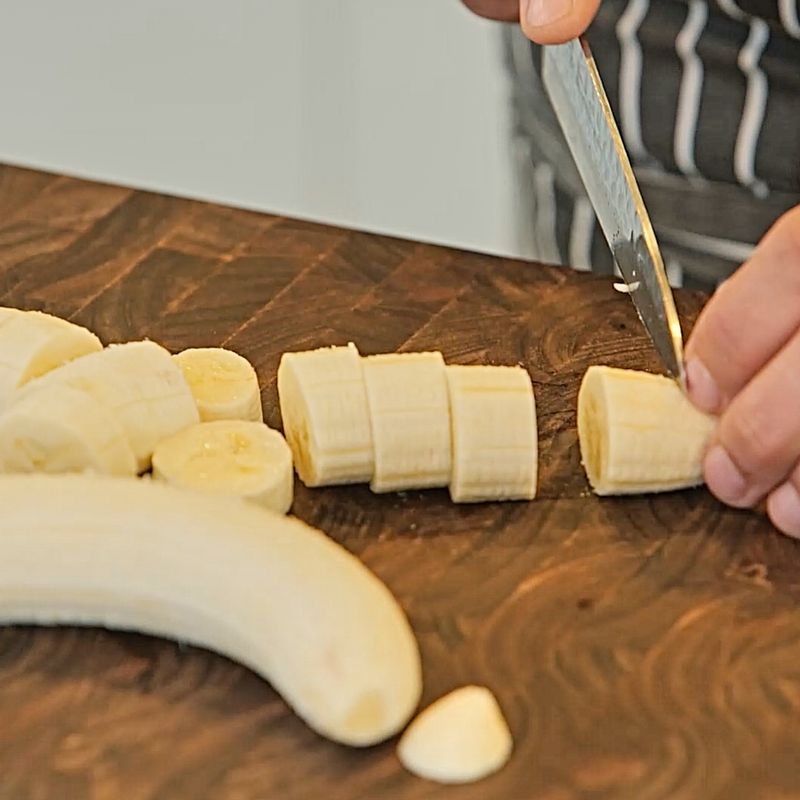 바나나는 먹기 좋은 크기로 썰어주세요.