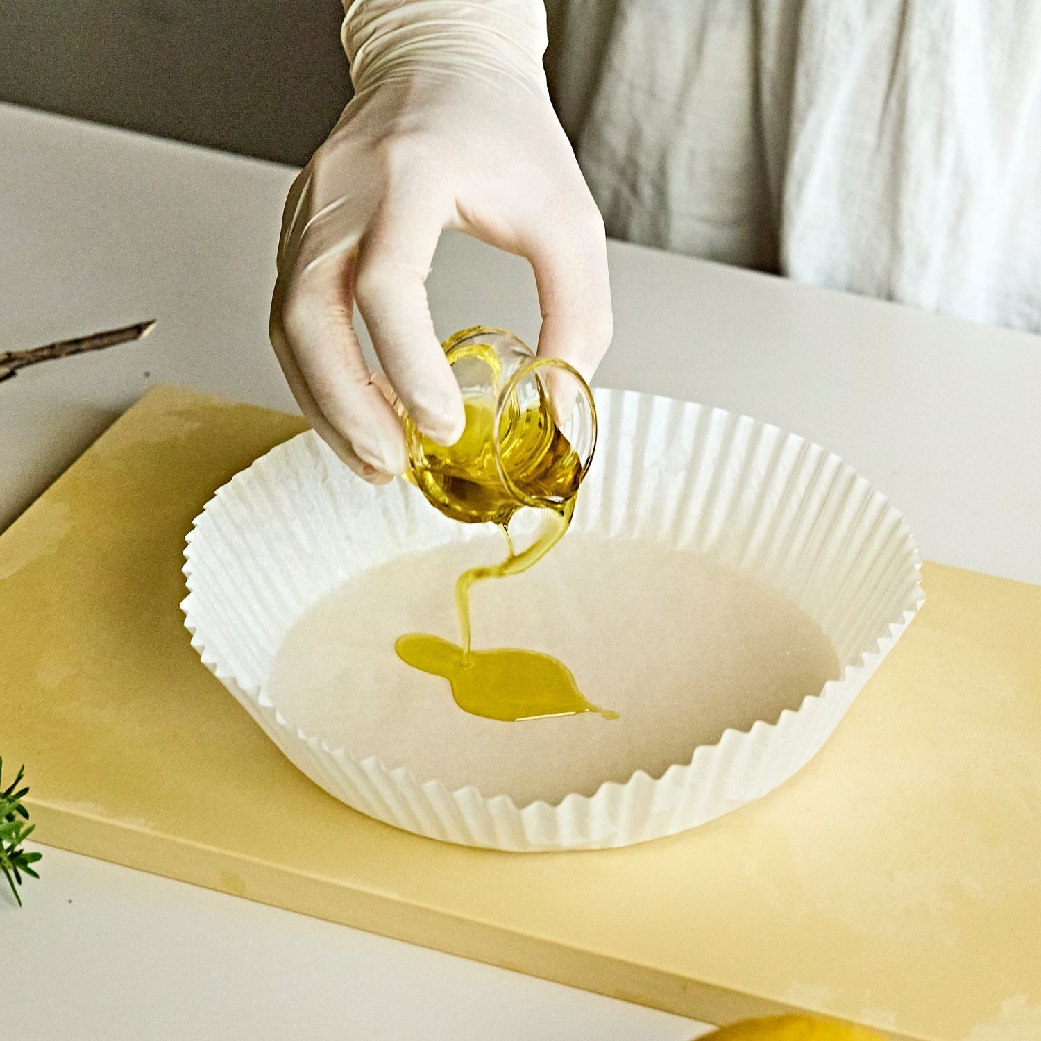 도마에 종이호일을 한장 깔고 올리브오일을 약간 바르고 꼬리를 제거한 단새우를 가지런히 올린 후 종이호일로 덮어 밀대나 조리용 망치로 살살 두드려 납작하게 눌러주세요.