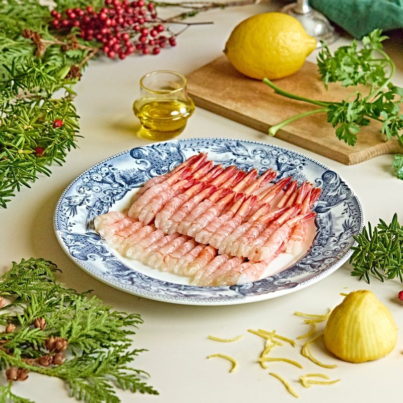 새우 카르파초 을 위한 재료 이미지로 단새우,레몬,파슬리,올리브오일,소금 등으로 구성 되어있습니다.