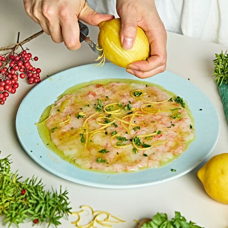 레몬 제스트와 레몬즙을 뿌리고 파슬리를 올려 완성해주세요.