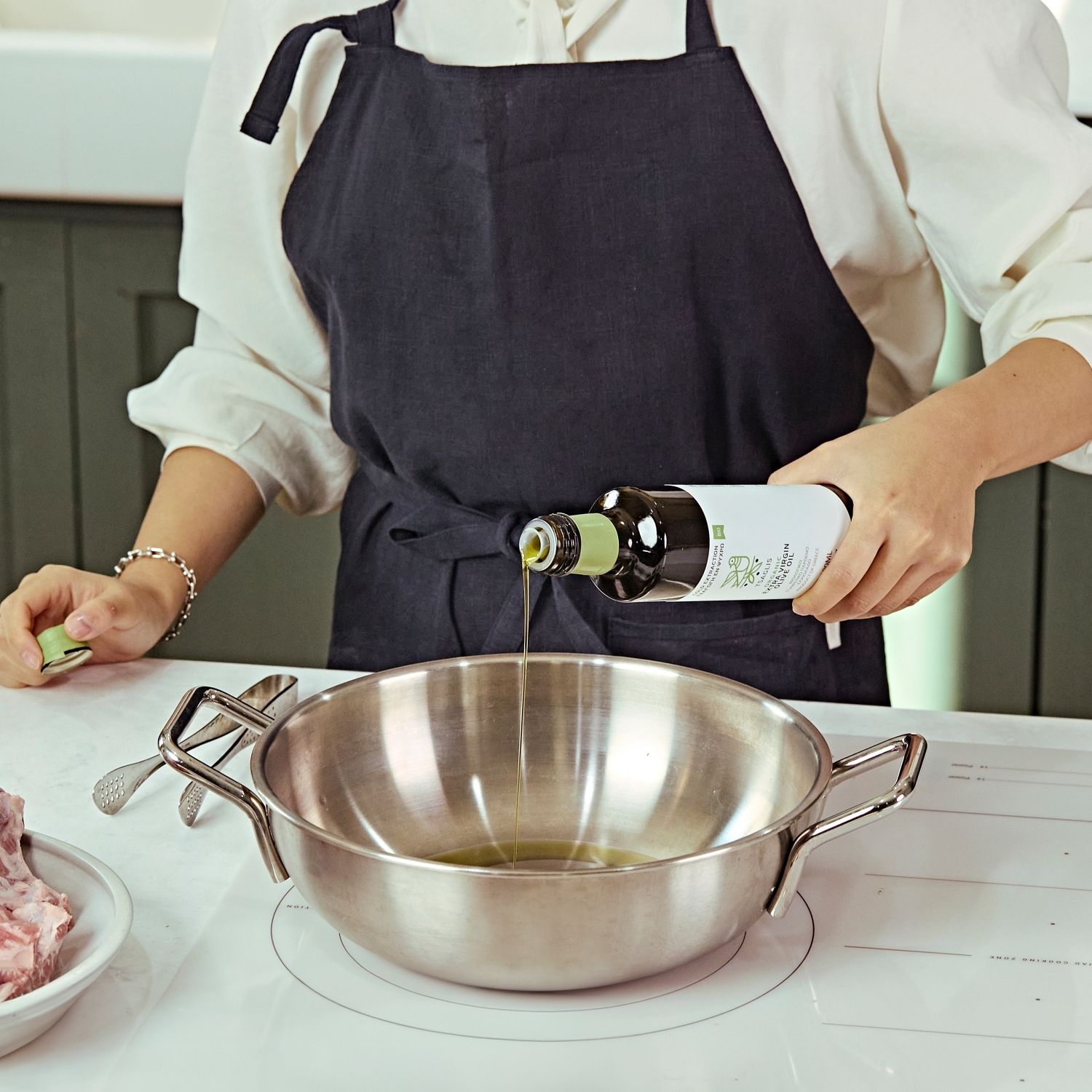 팬에 올리브오일을 두른 후 강불로 예열한 후 등갈비를 넣어 약 4분간 뒤집어 구워주세요.