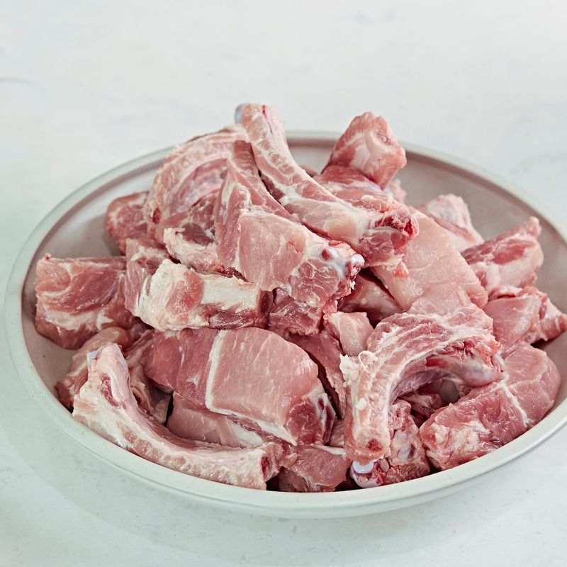 손질된 등갈비는 물에 깨끗하게 세척 후 물기 제거해 주세요.