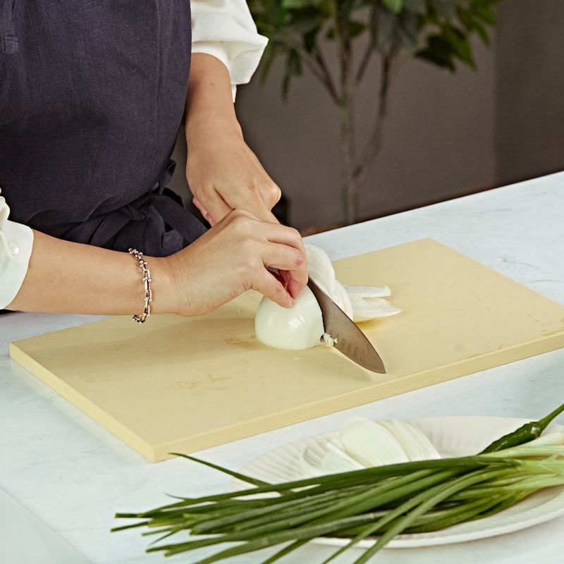 양파는 채 썰고 쪽파는 송송 썰고 고명용 청양고추 2개도 송송 썰어주세요.