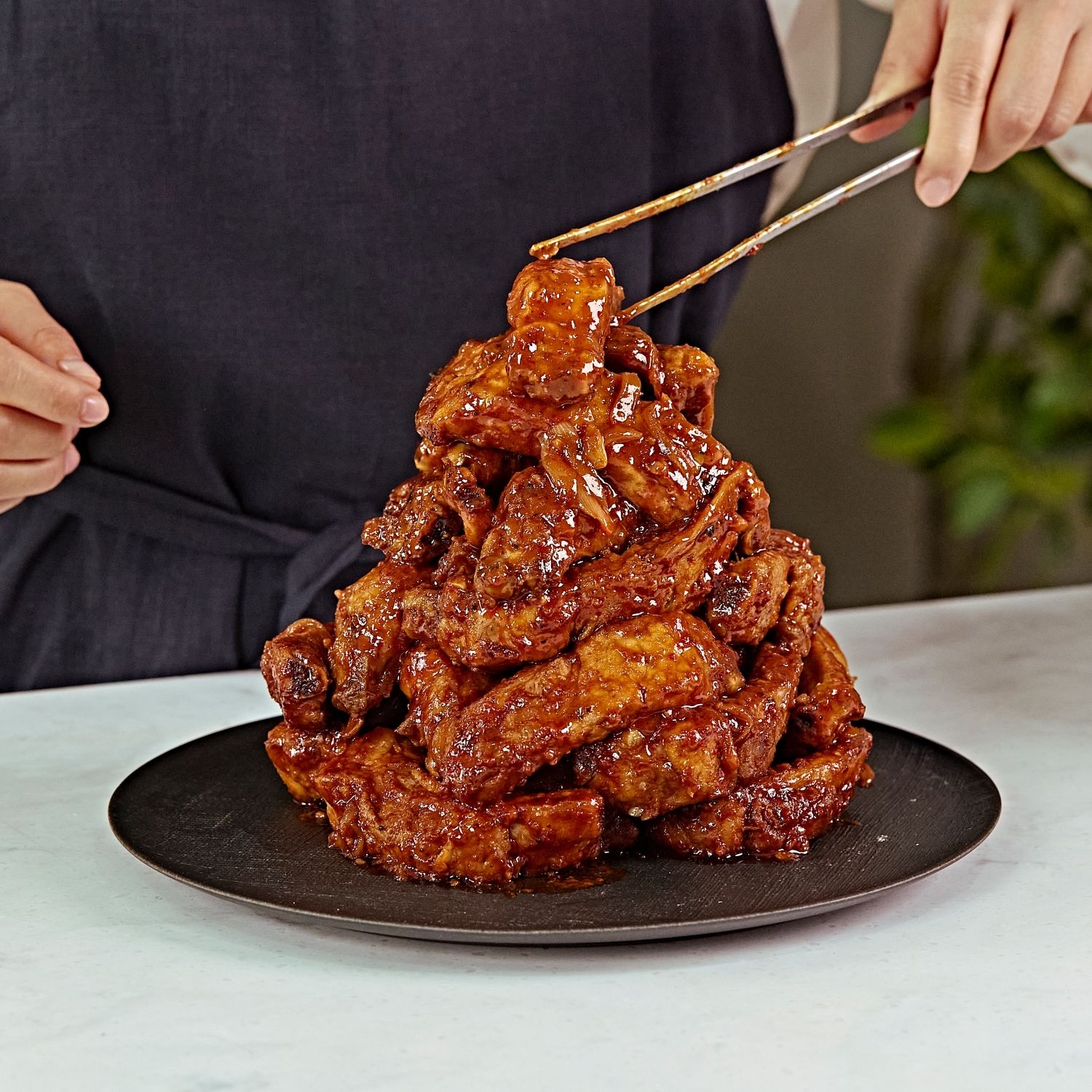 접시에 먹기 좋게 담은 후 청양고추와 쪽파를 뿌려 완성해 주세요.