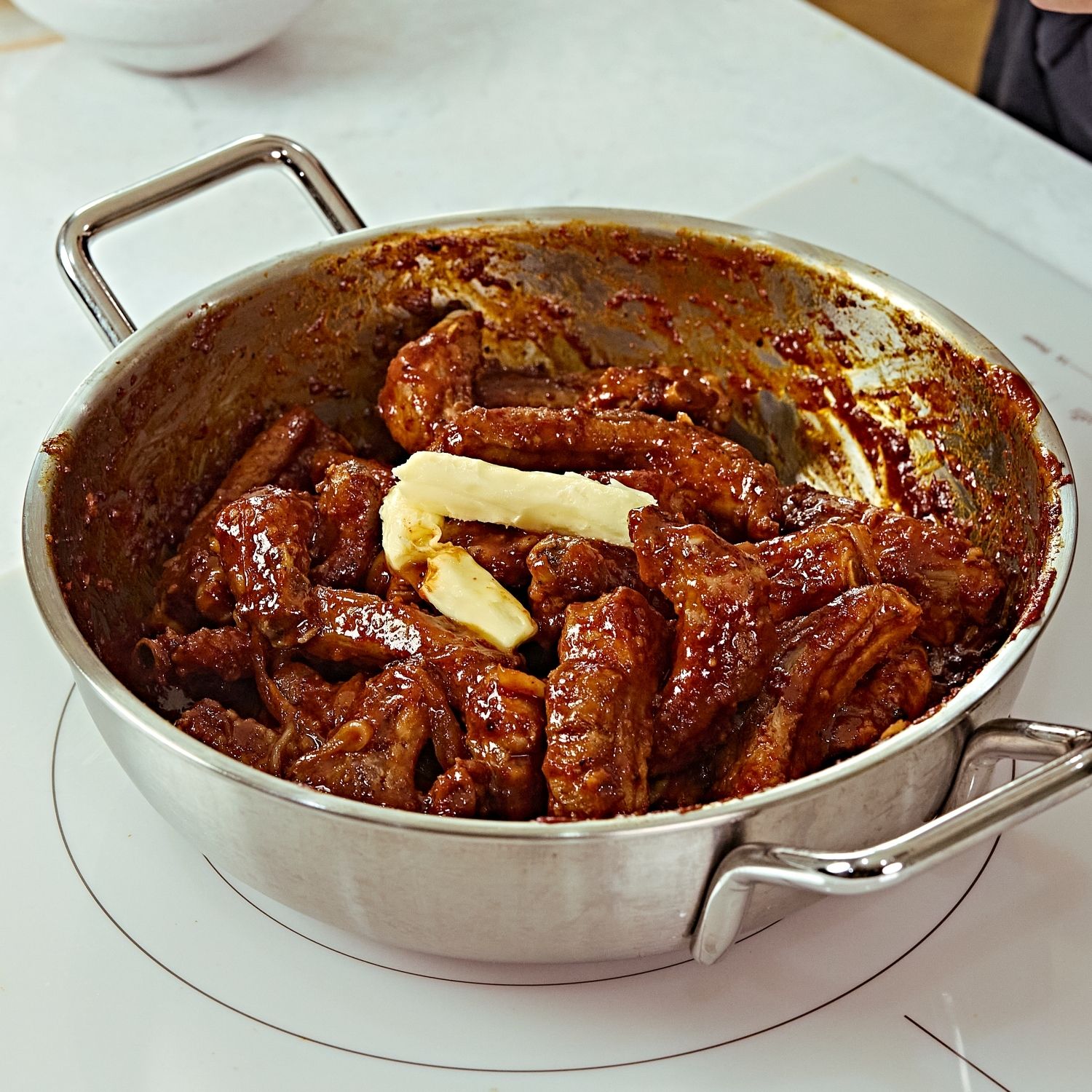 약불로 줄인 후 버터, 후춧가루를  넣고 마무리 해주세요. 