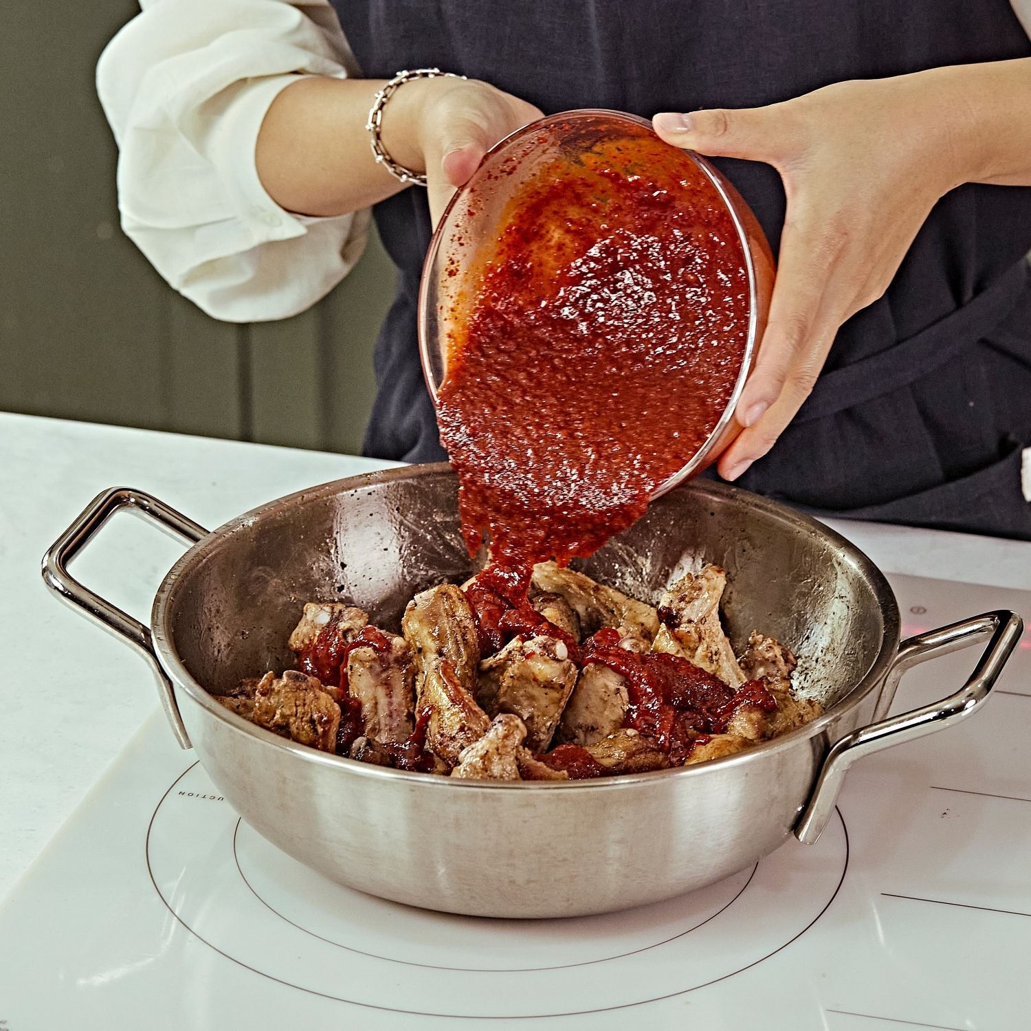 양념재료를 넣고 고루 섞어주고, 채썰어 둔 양파를 모두 넣어 숨이 죽을때 까지 볶아주세요. 물을 넣고 중불에서 40분 정도 끓여 졸여질때 까지 끓여주세요.