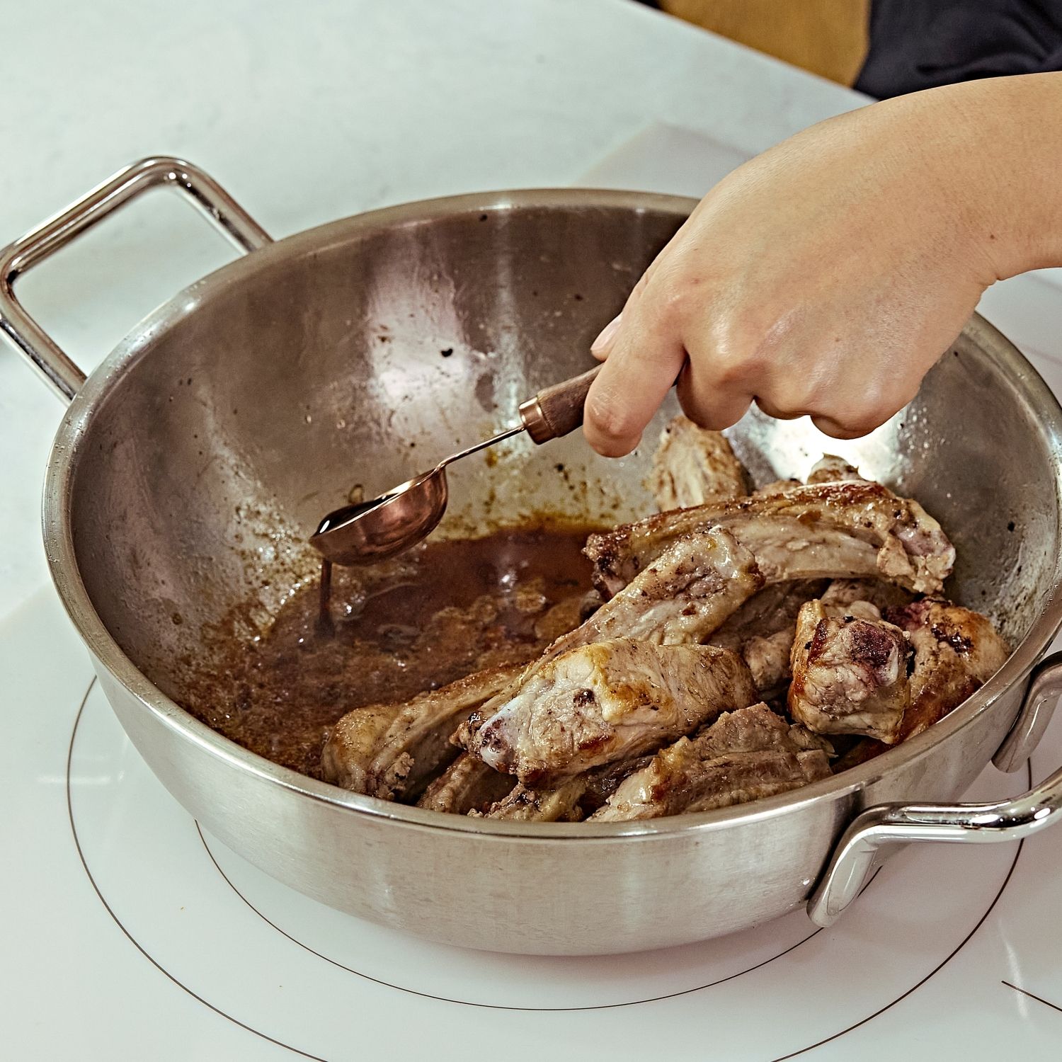 약불로 줄여 고기를 한 쪽으로 밀어준 뒤 맛간장을 넣어 바글바글 끓여주세요. 
(tip. 풍미를 한층 올려줘요)