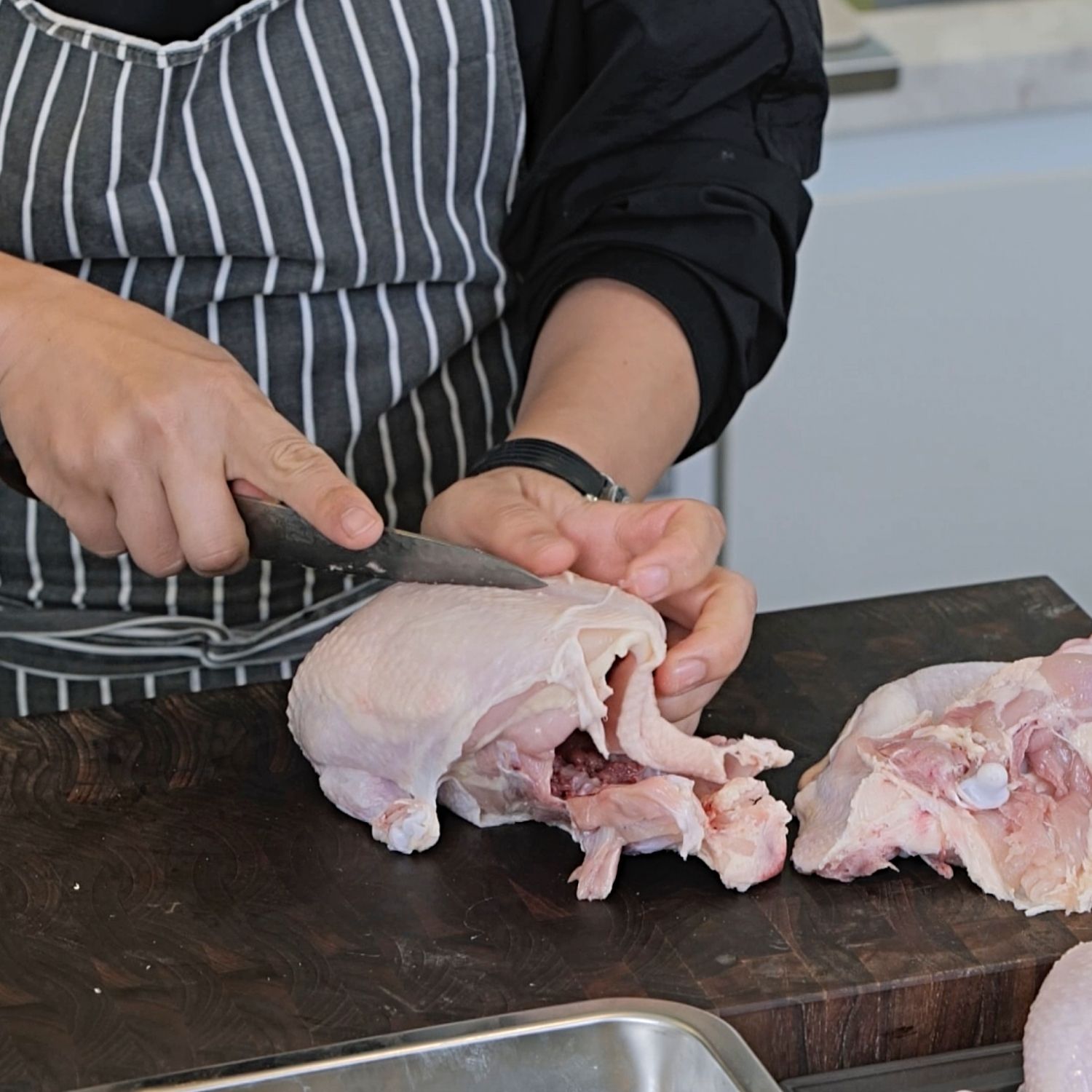 팔을 약간 꺾어서 뼈를 따라 칼을 넣어주세요. 뒤집어서 안심을 잡고 뒤쪽에서 앞으로 쭉 떼어내듯 분리하면 깔끔하게 떨어져요.

가슴살 윗부분에는 지방이 뭉쳐 있는데, 그것만 떼어내고 결을 따라 2~3등분으로 나눠주시면 가장 맛있게 익어요.