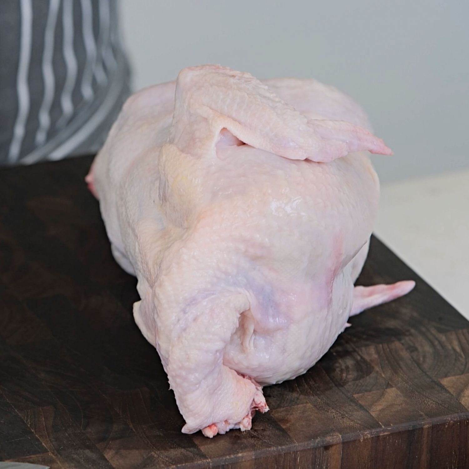 닭을 사기 전에 꼭 껍질부터 확인해주세요. 껍질 위에 작은 돌기들이 볼록하게 살아 있어야 신선한 닭이에요.
(tip. 소름처럼 올라와 있는 느낌이면 더 좋아요)
반대로 돌기가 거의 보이지 않고 평평하고 얇아 보이면 선도가 조금 떨어진 상태예요. 가슴 옆면보다는 가슴 윗부분이나 등 가운데를 보면서 확인해주시면 더 정확해요.
