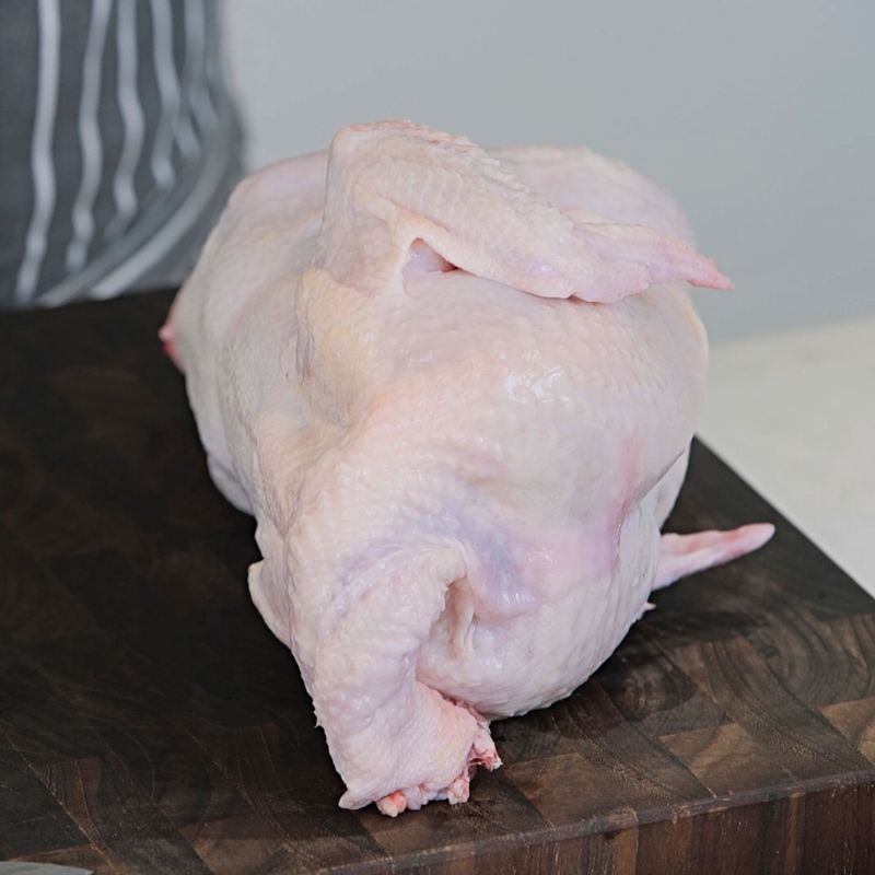 닭을 사기 전에 꼭 껍질부터 확인해주세요. 껍질 위에 작은 돌기들이 볼록하게 살아 있어야 신선한 닭이에요.
(tip. 소름처럼 올라와 있는 느낌이면 더 좋아요)
반대로 돌기가 거의 보이지 않고 평평하고 얇아 보이면 선도가 조금 떨어진 상태예요. 가슴 옆면보다는 가슴 윗부분이나 등 가운데를 보면서 확인해주시면 더 정확해요.