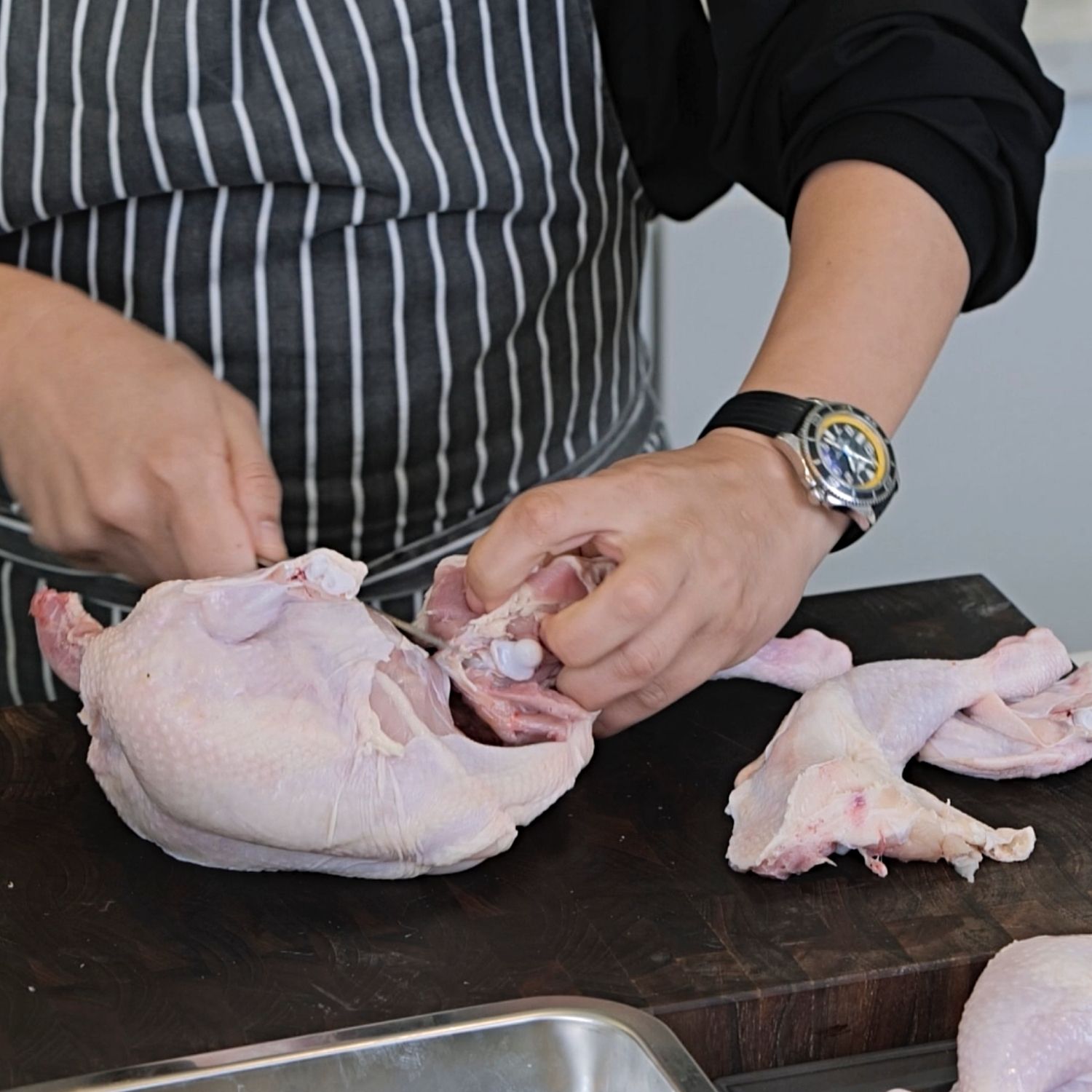 허벅지 위에 작은 오이스터 살이 있어요. 손가락으로 톡 넣으면 쉽게 빠지니까 그대로 꺼내주세요.
