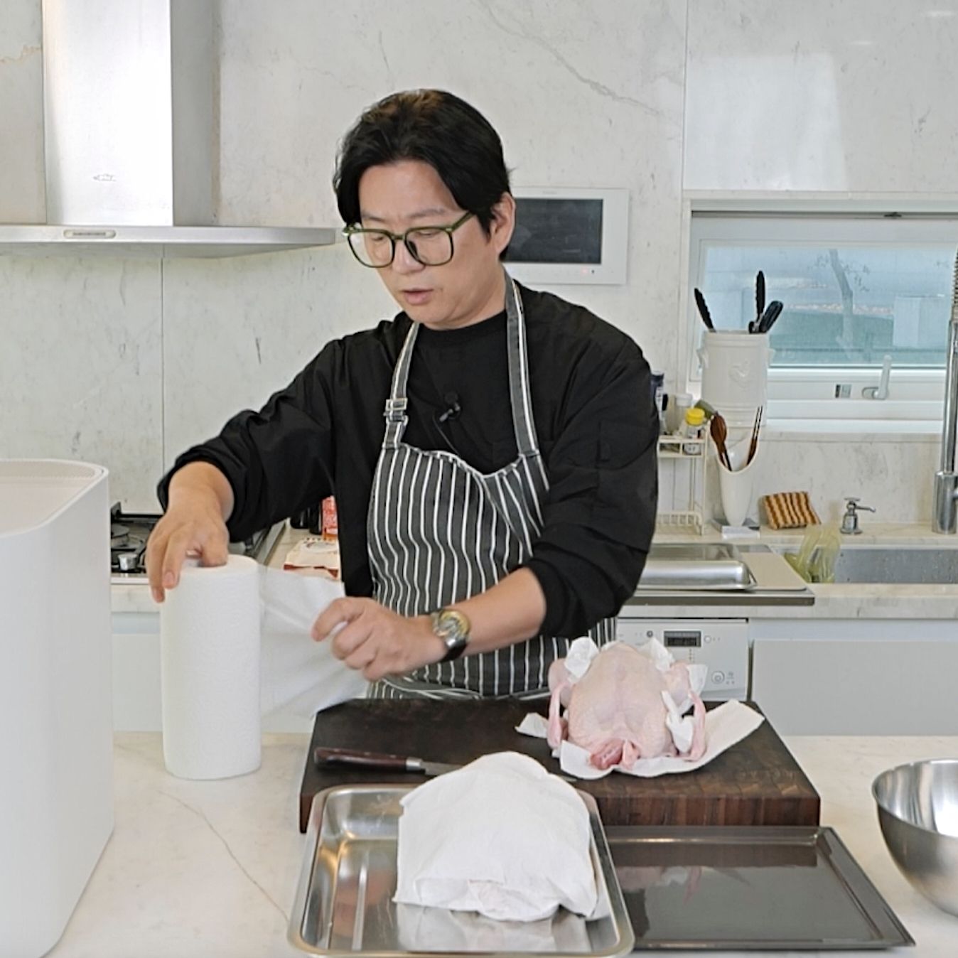 닭 손질하는 법을 위한 재료 이미지로 닭 등으로 구성 되어있습니다.