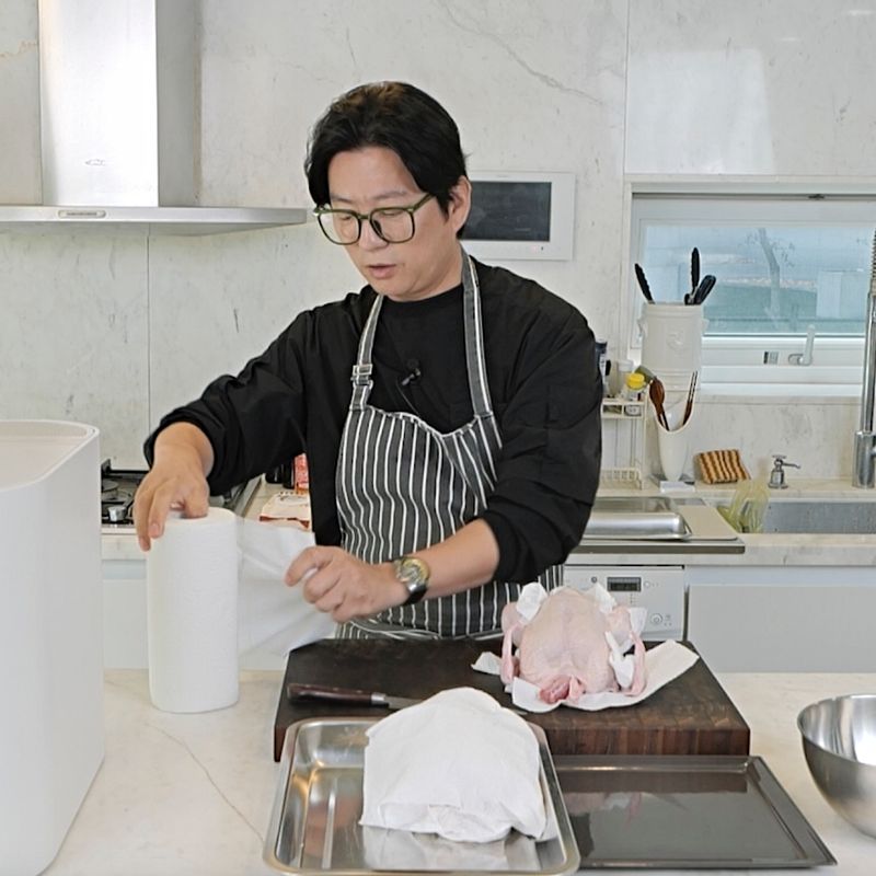 닭 손질하는 법을 위한 재료 이미지로 닭 등으로 구성 되어있습니다.