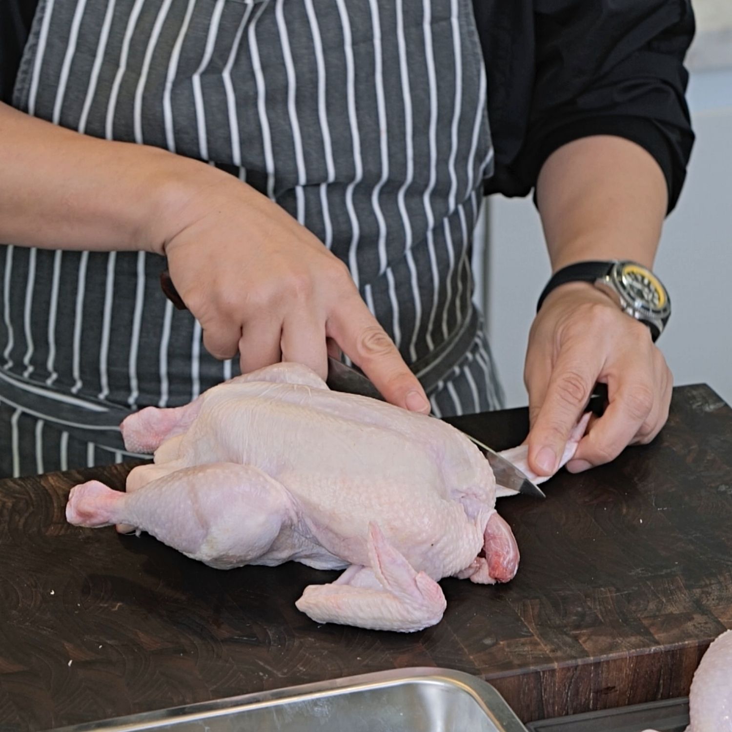 윙과 봉은 껍질이 가슴 쪽에 최대한 붙도록 잡아주세요. 관절 사이를 살짝 열고 칼로 인대를 끊으면, 쭉 잡아당겨 쉽게 떨어져요.