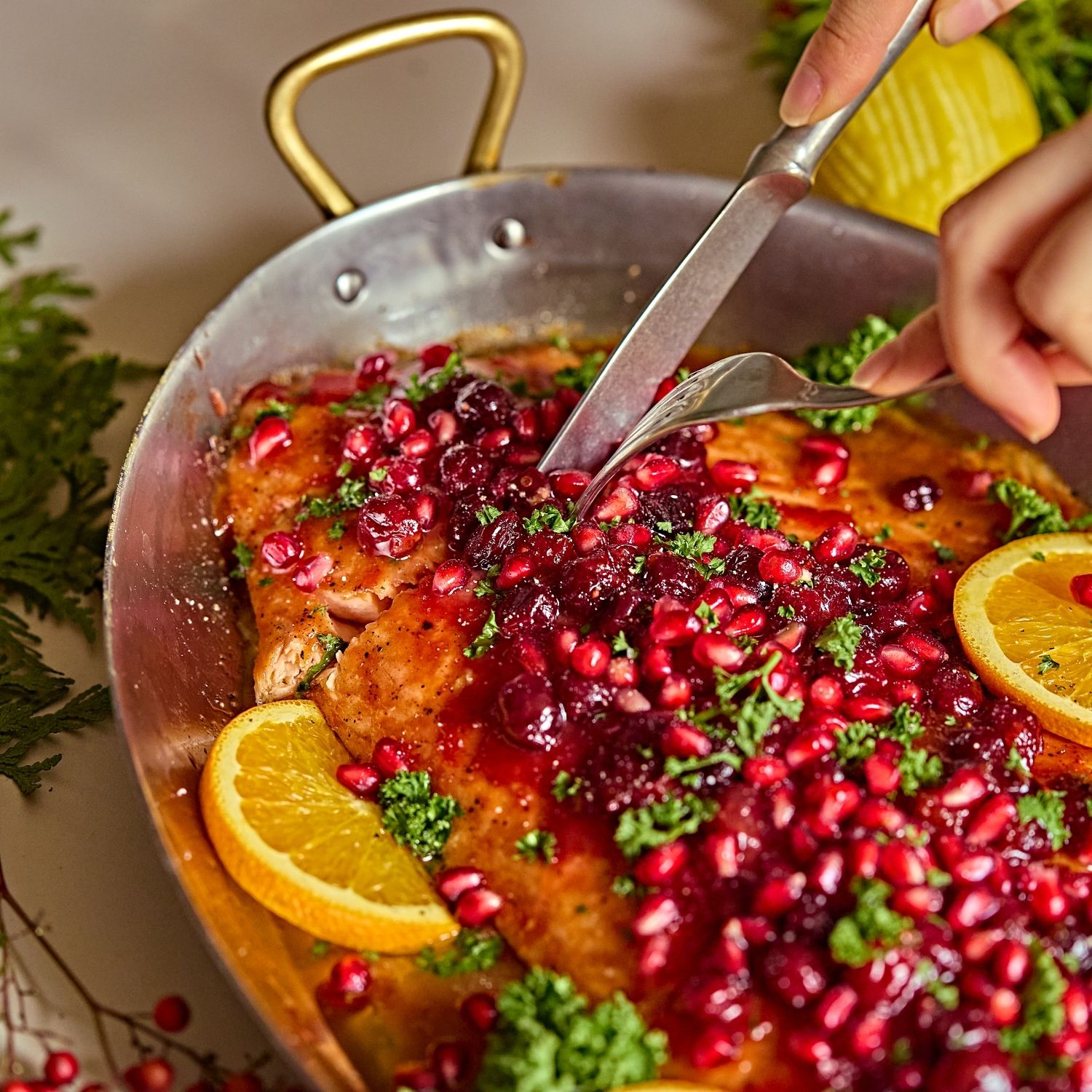 적당한 크기로 자른 후 그릇에 담아 맛있게 즐겨주세요.
