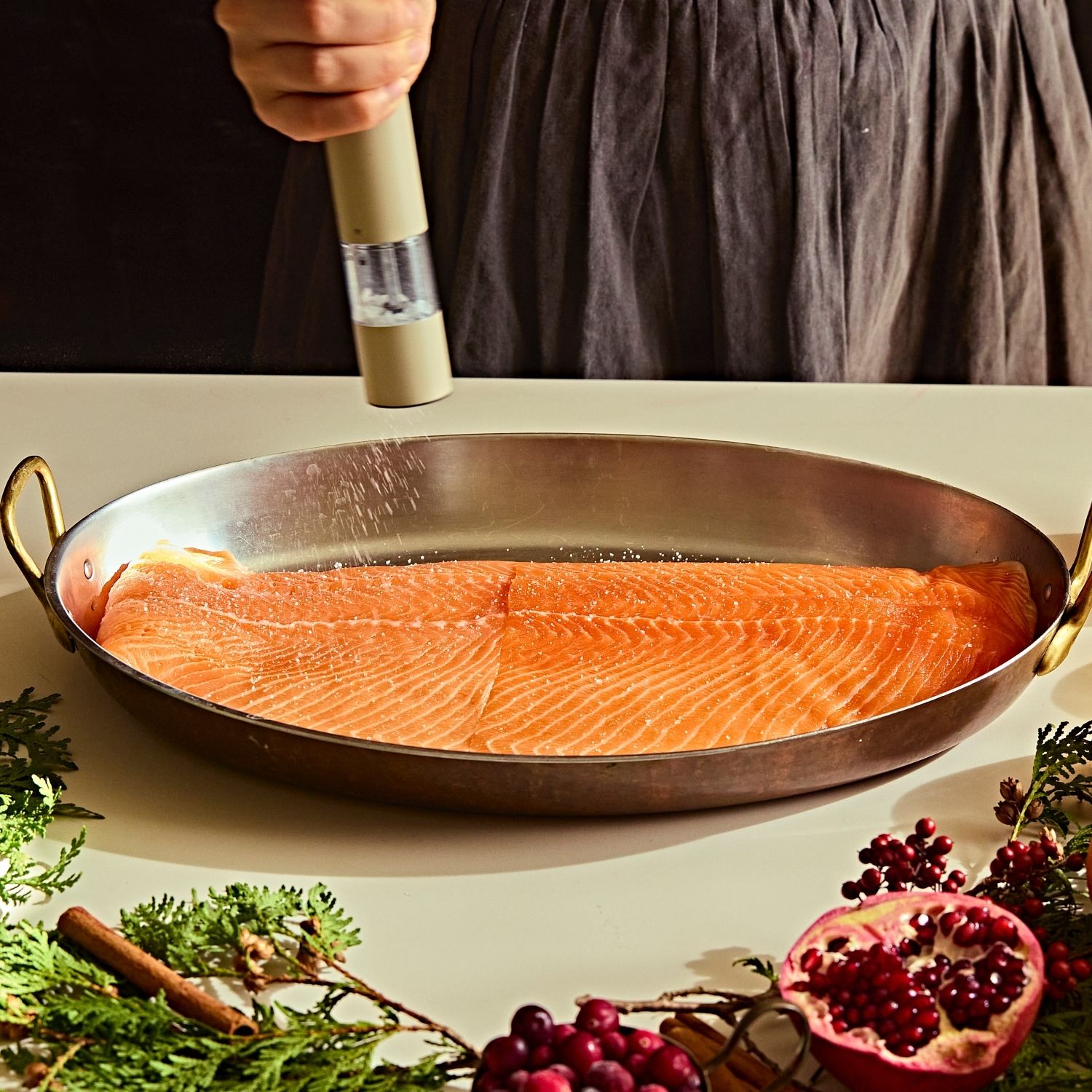 연어에 마리네이드 재료를 뿌려 골고루 발라주세요. 
