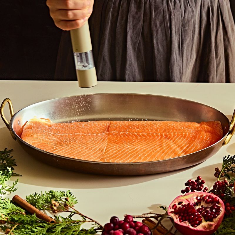 연어에 마리네이드 재료를 뿌려 골고루 발라주세요.