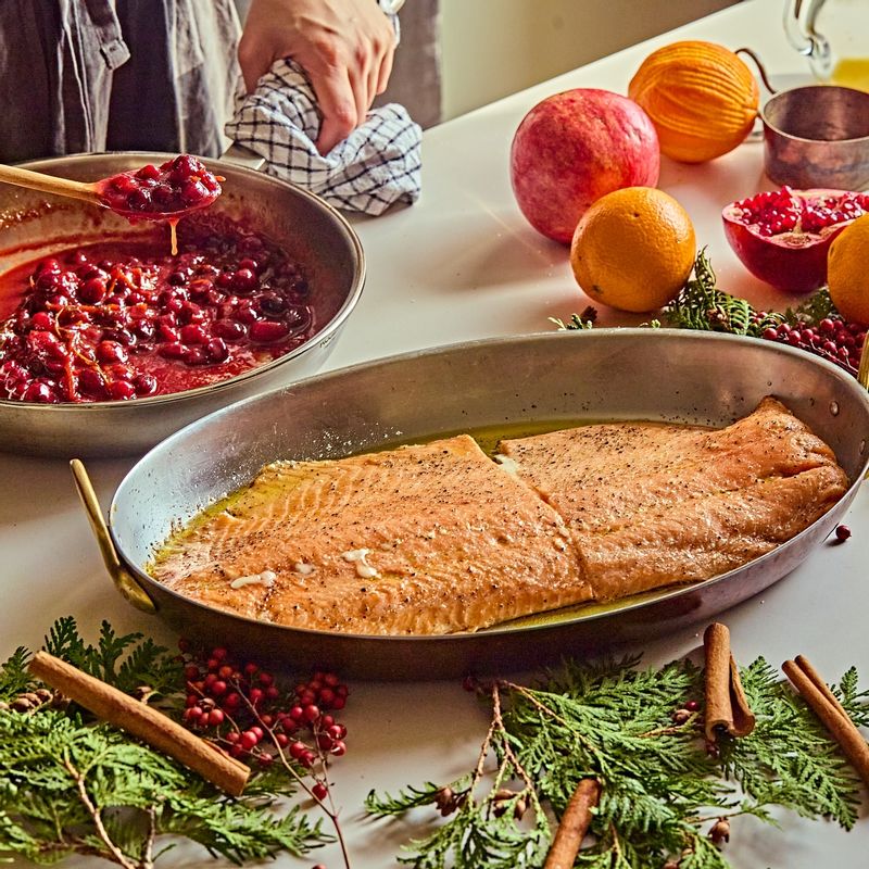 초벌로 구워낸 연어에 글레이즈를 골고루 바르고, 오븐에서 20분 정도 더 구워주세요.