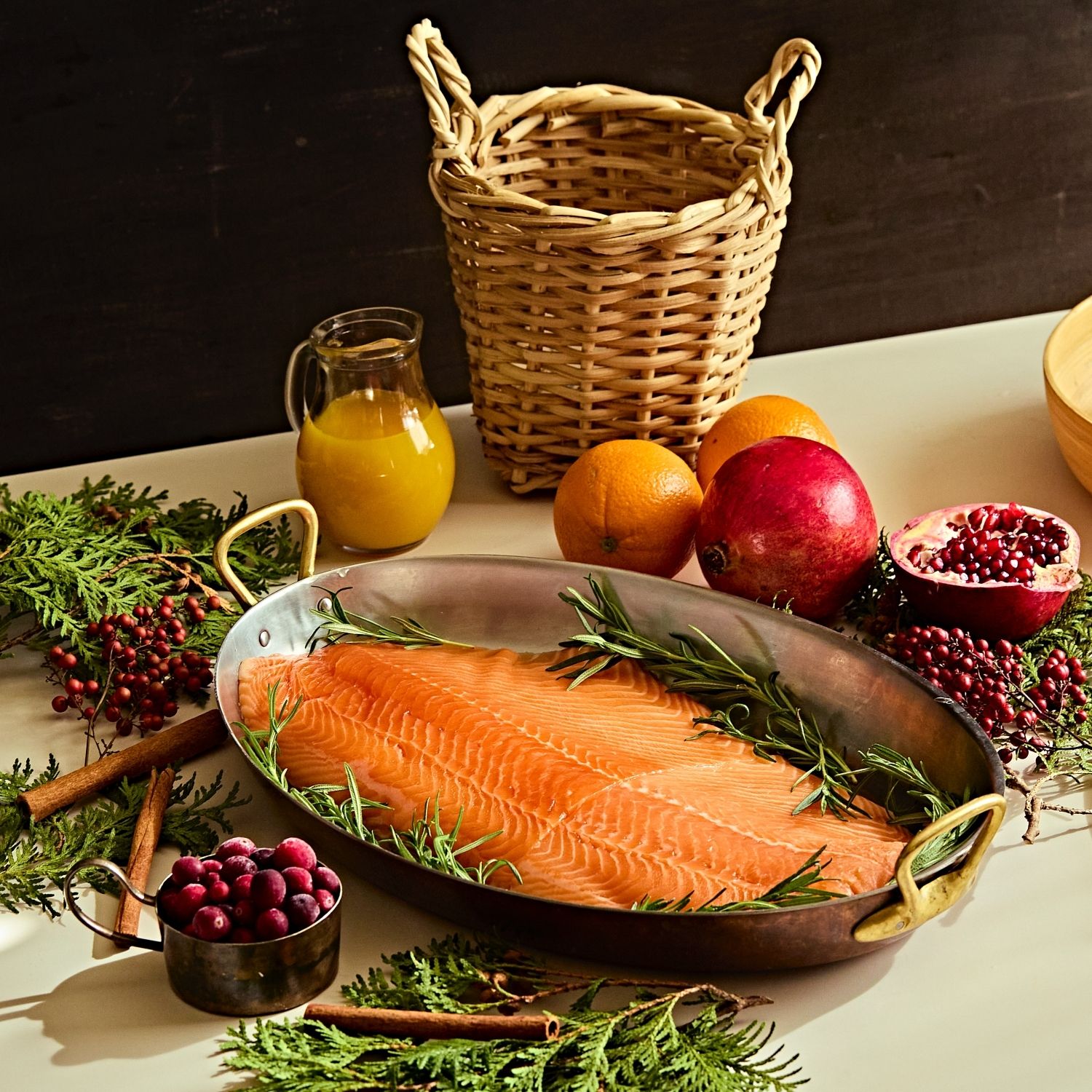 크리스마스살몬을 위한 재료 이미지로 통연어필렛 등으로 구성 되어있습니다.