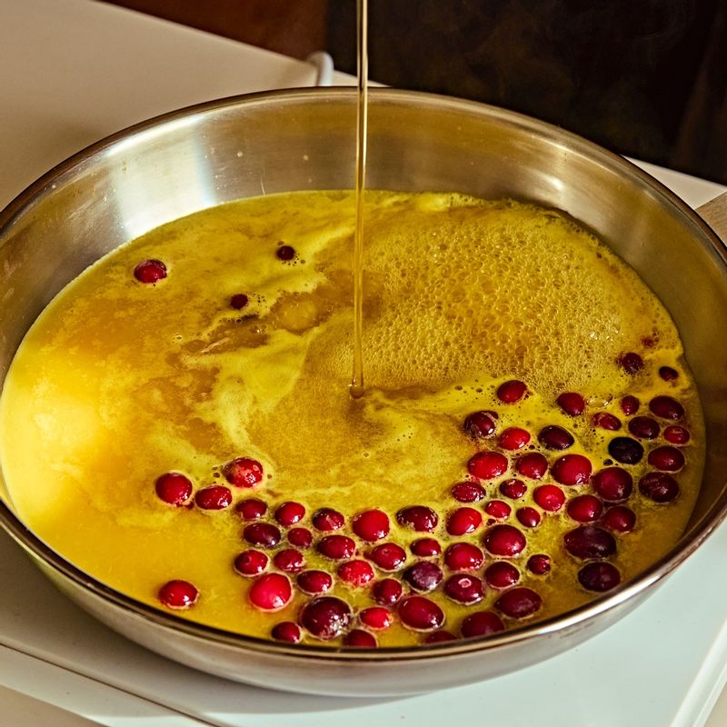 팬에 글레이스 재료를 넣고 저어가며 20분 정도 졸여주세요.