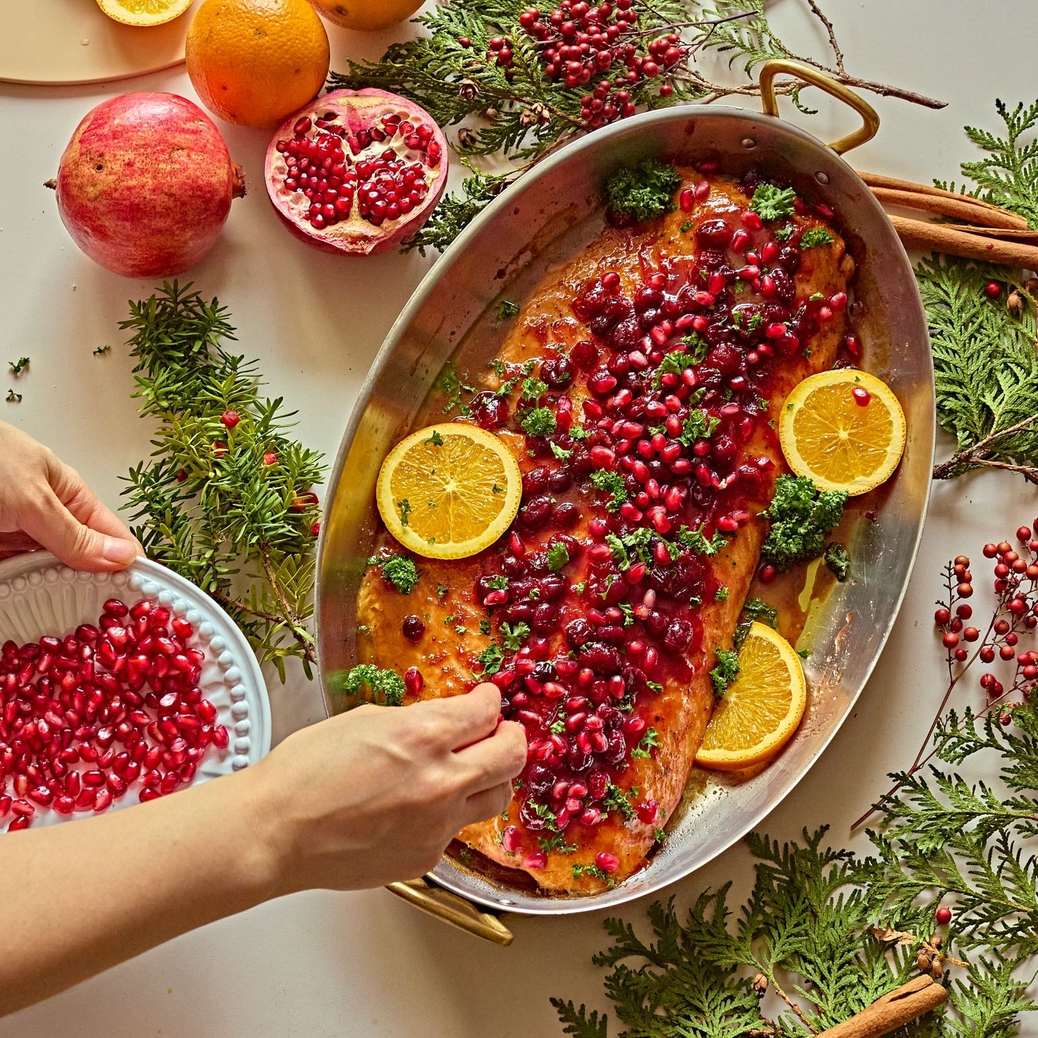 연어를 접시에 올리고 장식재료를 활용해 크리스마스 분위기로 꾸며주세요. 