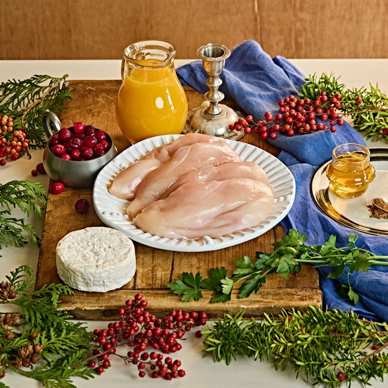 크리스마스치킨을 위한 재료 이미지로 닭가슴살,올리브오일,후추,브리치즈 (또는 까망베르),파슬리 등으로 구성 되어있습니다.
