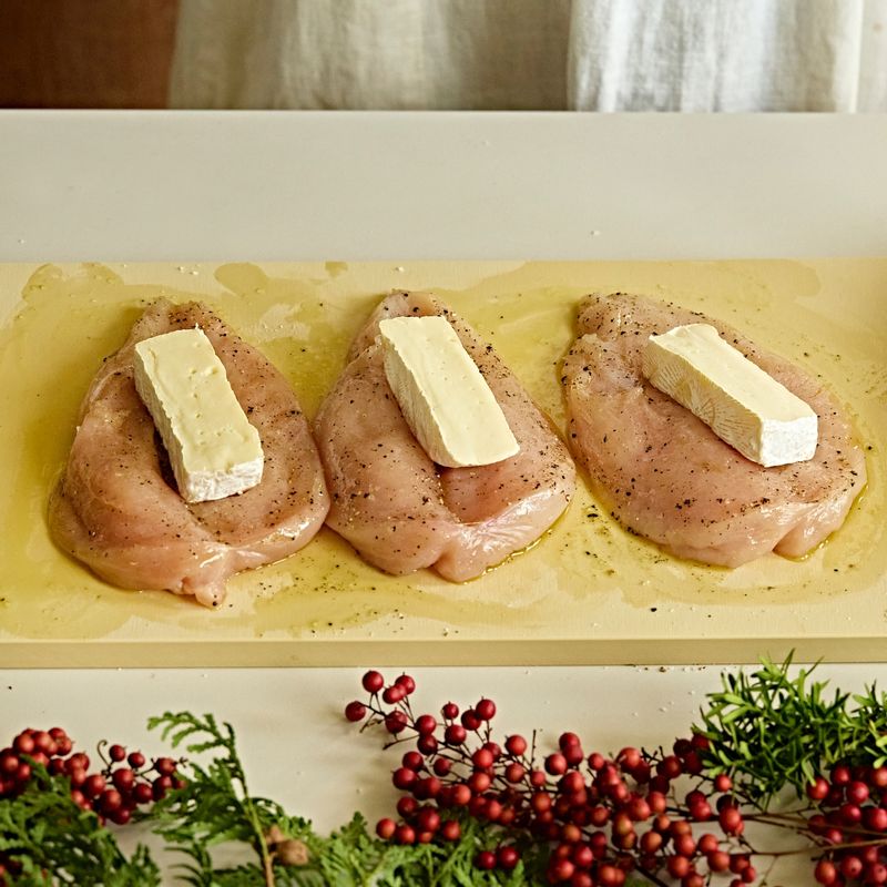 닭 포켓 안에 브리 치즈, 크랜베리 소스 한 스푼, 다진 파슬리를 넣어주세요.