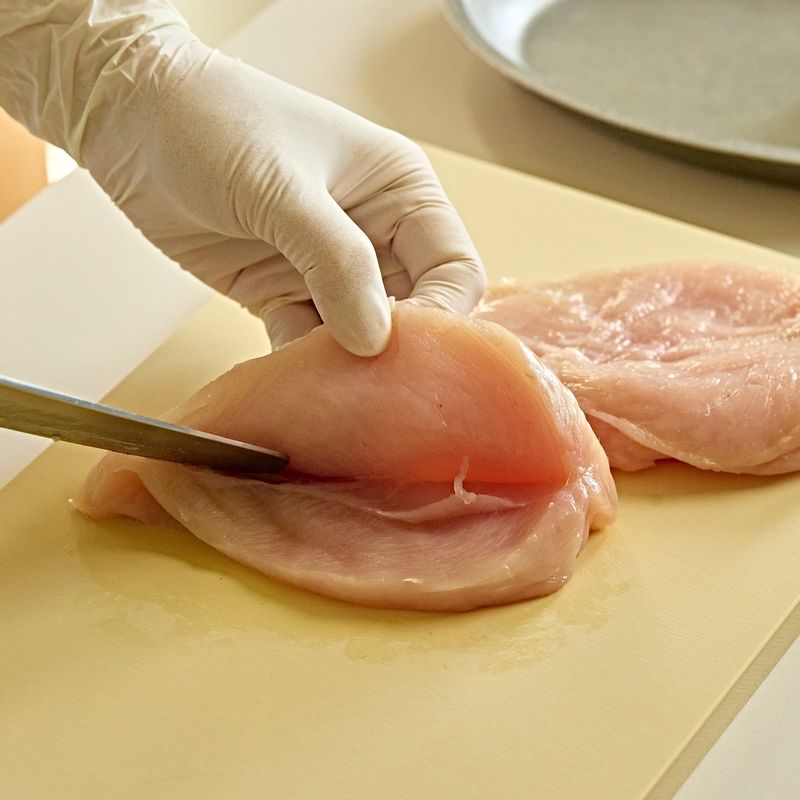 닭가슴살 중앙에 칼집을 넣어 포켓을 만든 뒤 닭 안쪽과 바깥쪽에 소금과 후추로 간을 해주세요. (tip. 완전히 자르지 않도록 주의해 주세요)