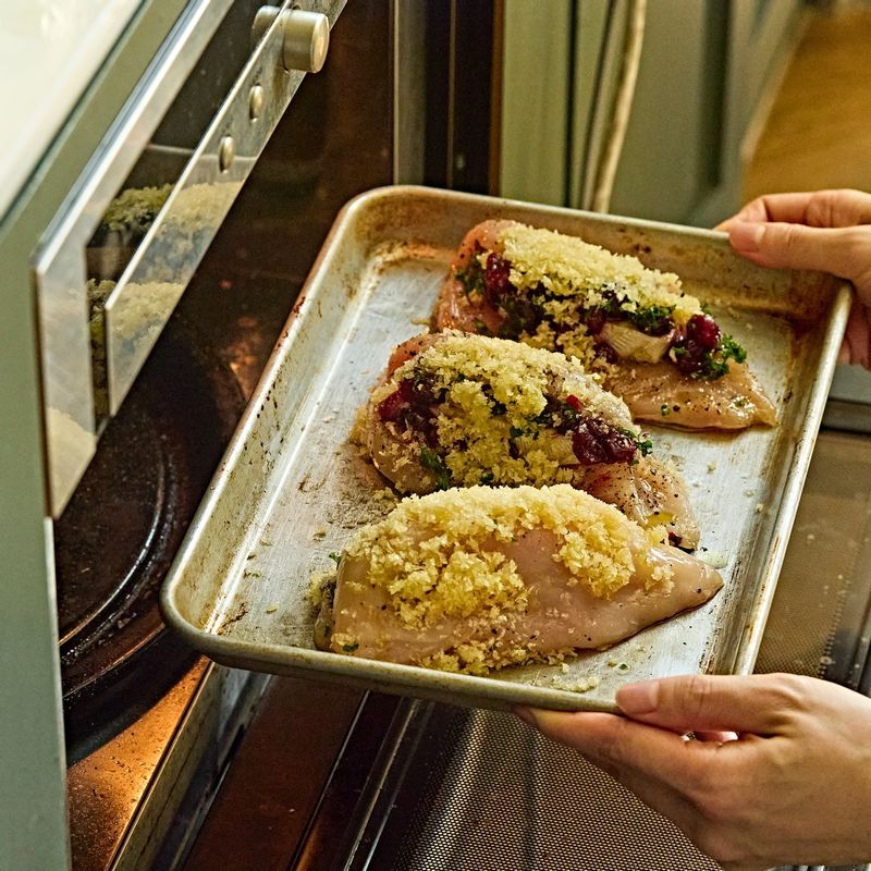 준비한 닭을 베이킹 그릇에 올리고 190도의 오븐에서 25~30분간 구워주세요. (tip. 오븐은 미리 예열해 두면 편리해요)