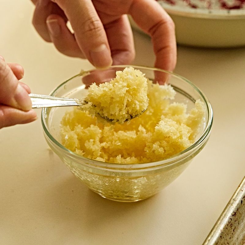 작은 볼에 빵가루와 녹인 버터를 섞어 닭가슴살 위에 꾹 눌러 덮어주세요.