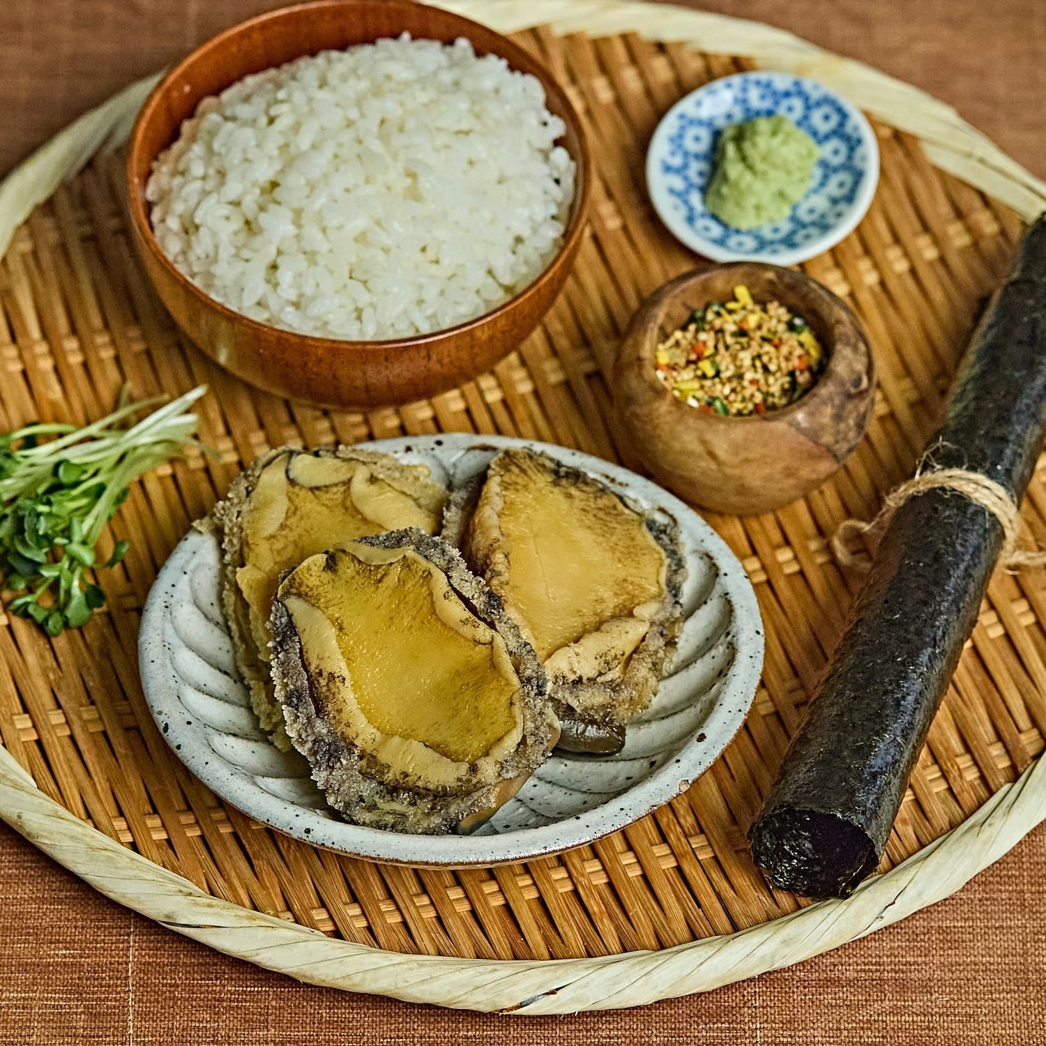 전복초밥을 위한 재료 이미지로 손질 전복,밥,후리가케,식초,설탕 등으로 구성 되어있습니다.