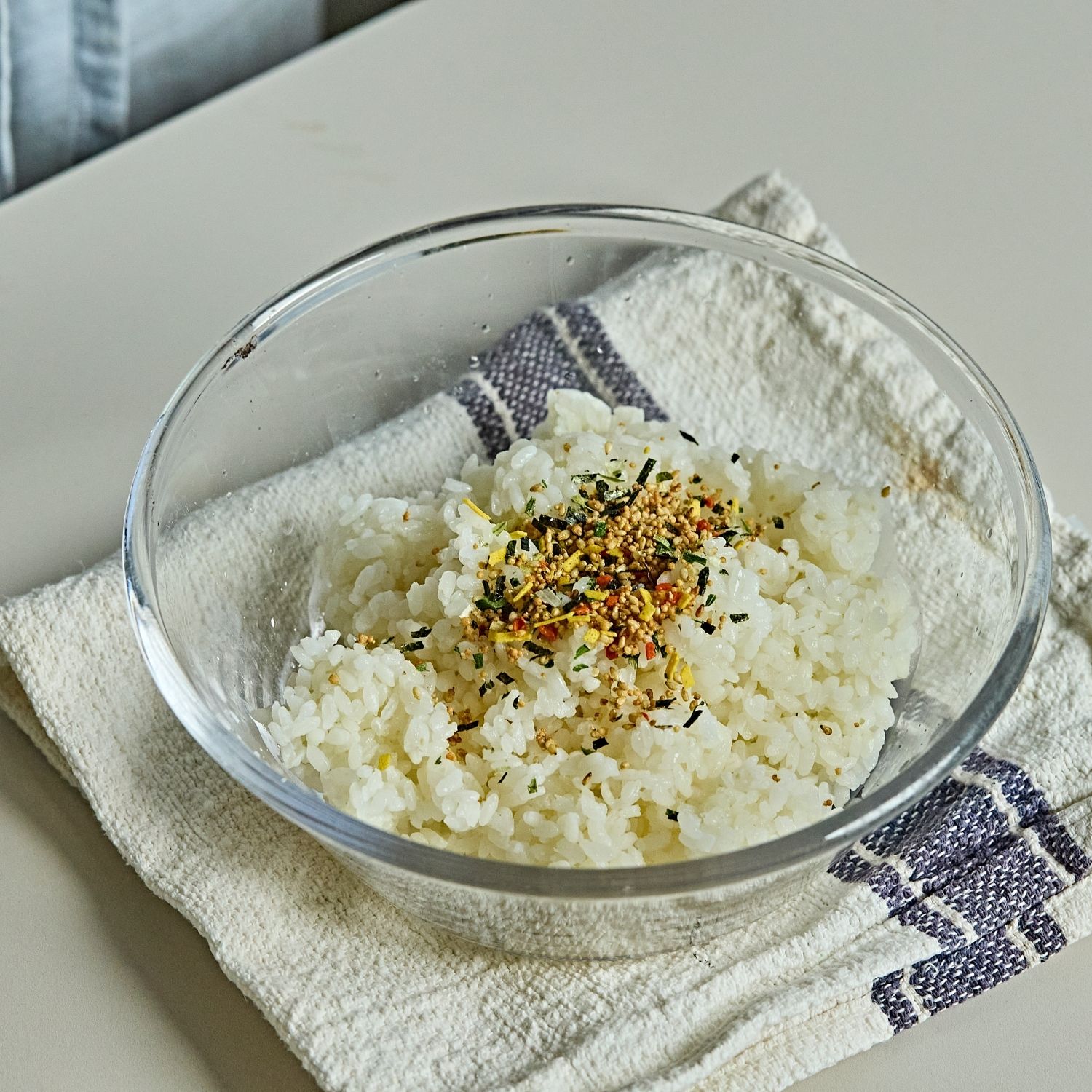 밥에 식초, 설탕, 소금, 후리가케를 넣어 가볍게 섞어 초밥밥을 만들어주세요. 김밥용 김은 1cm 두께로 길게 잘라주세요.