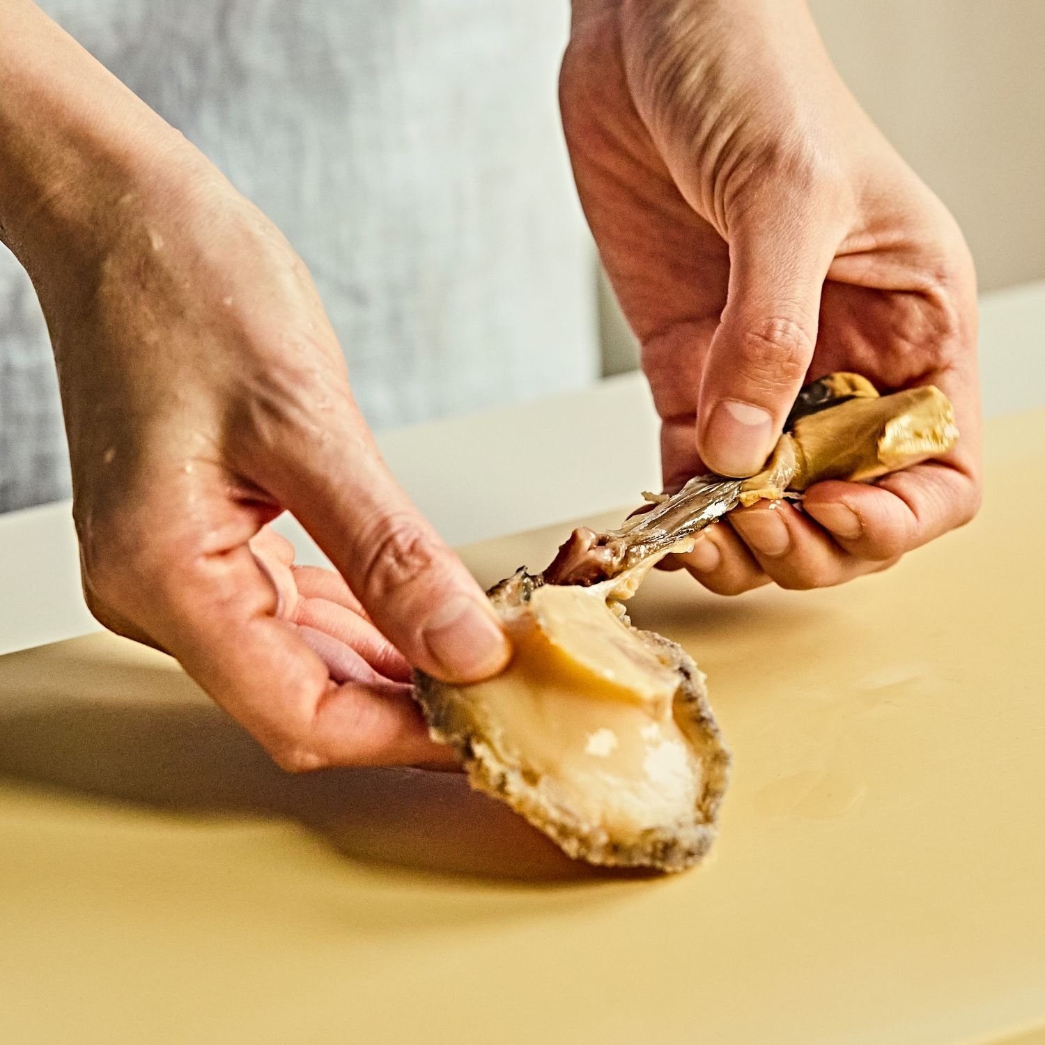 손질 전복은 내장을 제거한 후 팬에 노릇하게 구워주세요. 3등분으로 얇게 썰어주세요.