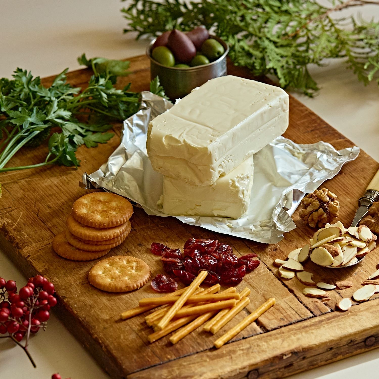 크리스마스 치즈딥을 위한 재료 이미지로 크림치즈,다진파슬리,건바질,견과류,꿀 등으로 구성 되어있습니다.