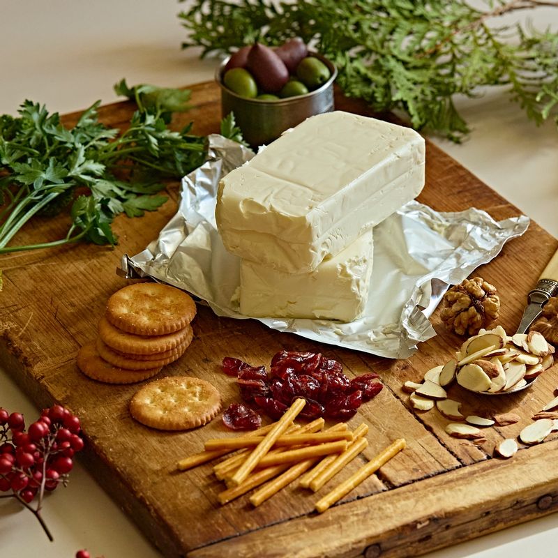 크리스마스 치즈딥을 위한 재료 이미지로 크림치즈,다진파슬리,건바질,견과류,꿀 등으로 구성 되어있습니다.