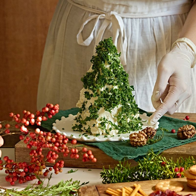 크림치즈 겉면에 다진 파슬리를 묻혀주세요.