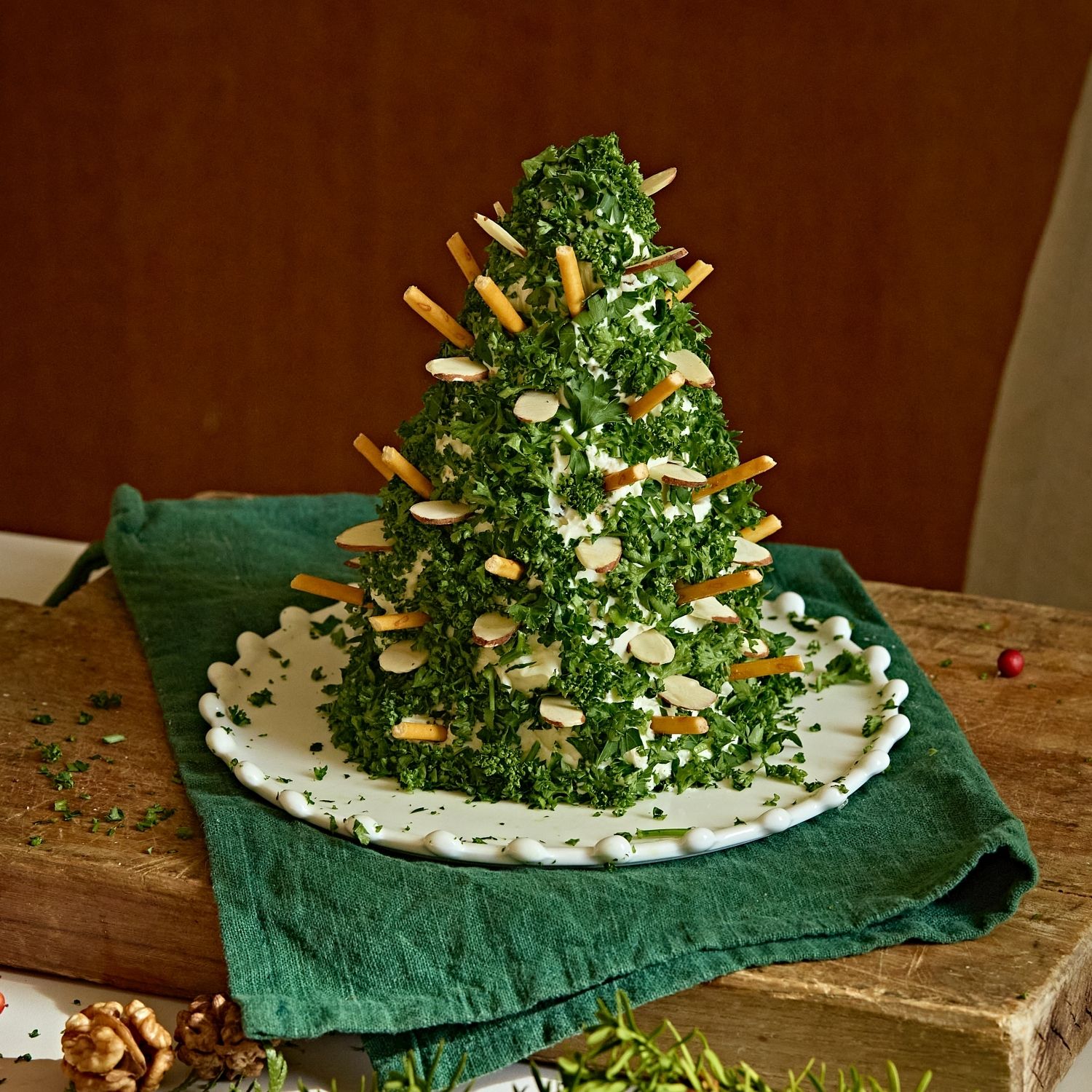 슬라이스 아몬드, 건 크랜베리, 과자, 올리브를 보기 좋게 꽃아 토핑해주세요. 
크래커를 찍어서 맛있게 즐겨주세요.  
